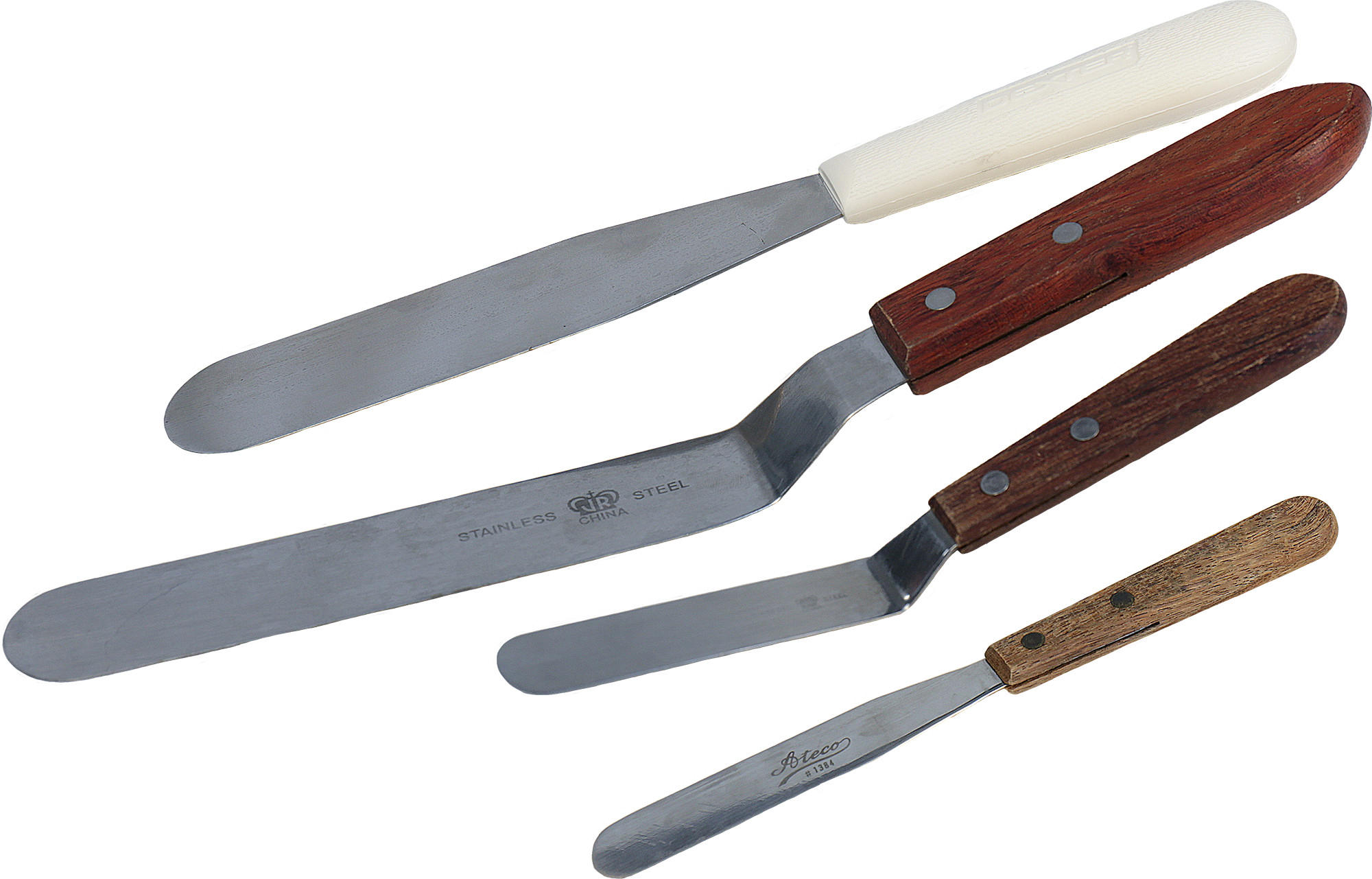 Style of metal spatulas. Plastic white handle in the background with a flat blade. Followed by 3 with wooden handles. One with a long offset blade and to two in the front are small versions, one with an offset blade and the other straight flat.